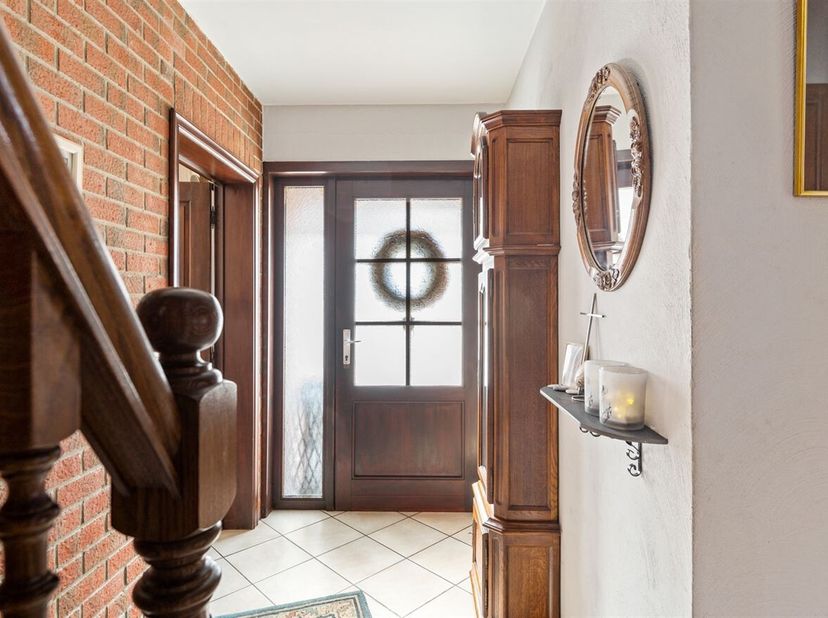Op te frissen woning met 4 slaapkamers en magazijn!<br />
Indeling van de woning:<br />
Bij het betreden van de woning komt u in een ruime inkomhal me