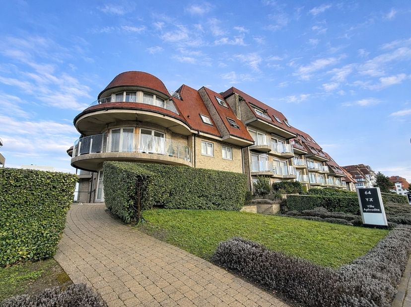 Ce penthouse exclusif dispose d'une grande terrasse orientée sud et de quatre chambres à coucher. Il est situé dans une petite résidence près du chena