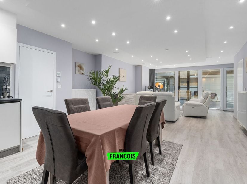 Dans une rue calme, en plein cur du centre animé de Blankenberge, se trouve cet appartement rénové avec goût qui combine sans effort confort, qualité