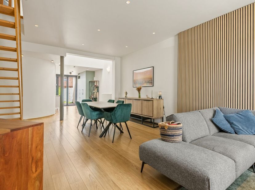 In de rustige Herfstlei in Edegem, een doodlopende straat op een bijzonder centrale locatie, bevindt zich deze verrassend ruime en instapklare woning.