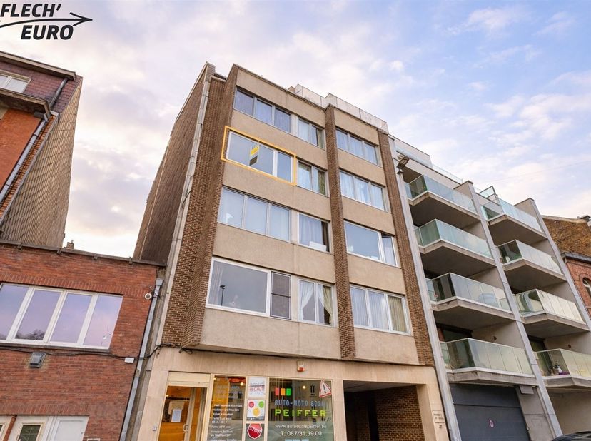 Nous vous présentons aujourd'hui ce petit appartement de 64m² selon titre, idéalement situé dans le centre de Verviers, à quelques pas des différentes