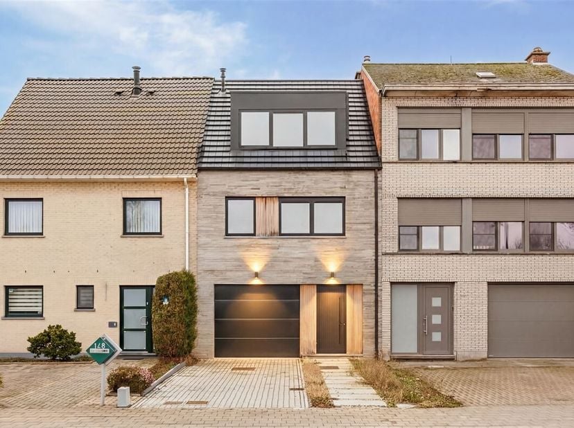 Deze  nieuwbouwwoning biedt een  centrale en goed bereikbare ligging die comfort en praktische mobiliteit combineert. In de directe omgeving bevinden