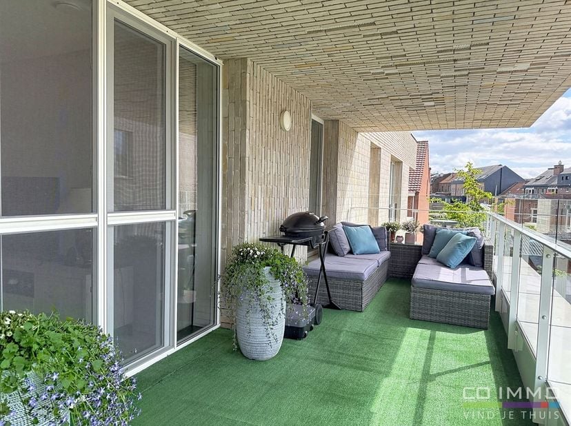 Instapklaar appartement met terras en kelder gelegen te Tienen, Wolvenpad 26 bus.<br />
Dit nieuwbouw appartement, opgeleverd in 2021, werd volledig