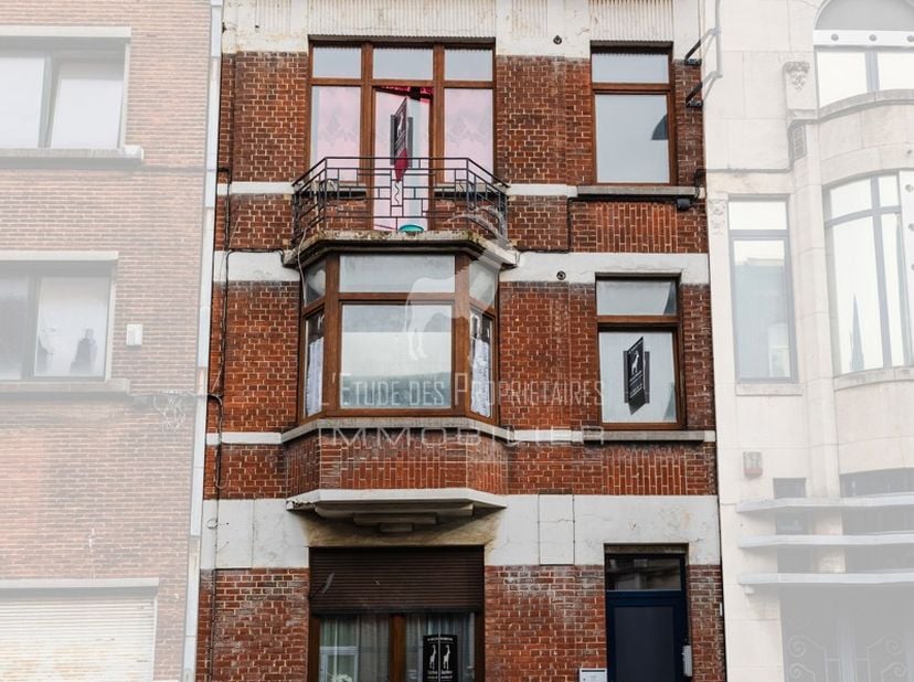 Mooi opbrengsteigendom met 4 eenheden te koop in het hart van Charleroi<br />
Referentie kantoor: V6031-1694<br />
Virtueel bezoek: https://envisite.n