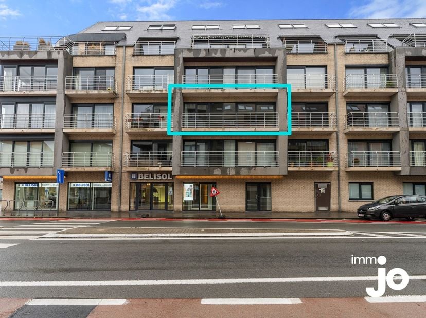 Dit moderne appartement is gelegen in een jonge en stijlvolle residentie op een centrale locatie in Oostende, vlak bij winkels, scholen, openbaar verv