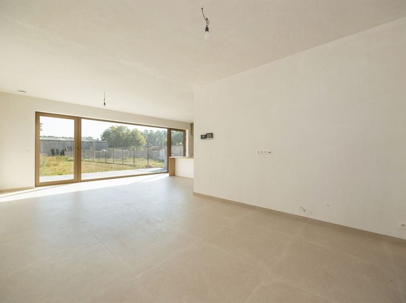 U parkeert op de ruime autostaanplaats van deze nieuwbouwwoning (verkoop onder btw-stelsel, 21% btw van toepassing) en hebt vervolgens de keuze tussen