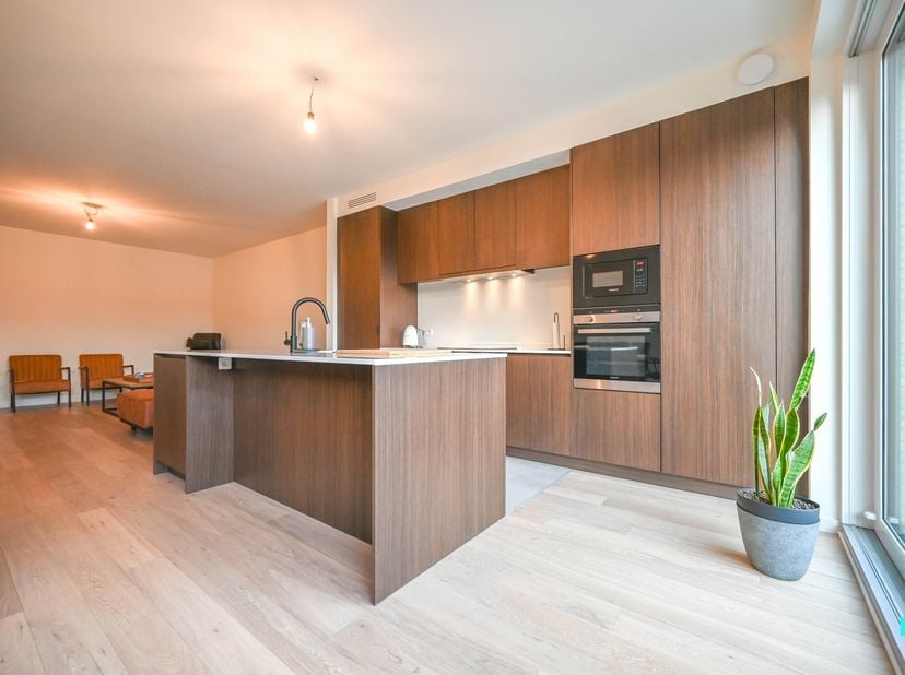 Ontdek de ultieme combinatie van comfort en duurzaamheid met deze energieneutrale gezinswoning gelegen in de Spoorweglaan te Waregem. Deze woning, met