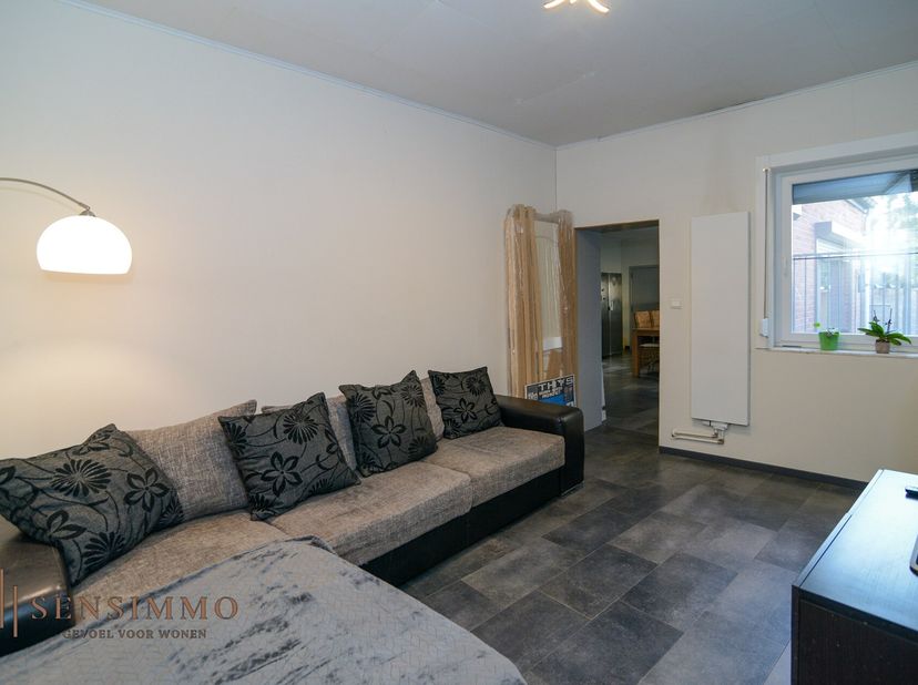In het charmante Rosmeer vindt u deze verzorgde halfopen bebouwing, ideaal voor wie comfortabel wil wonen in een rustige en aangename omgeving. Met ee
