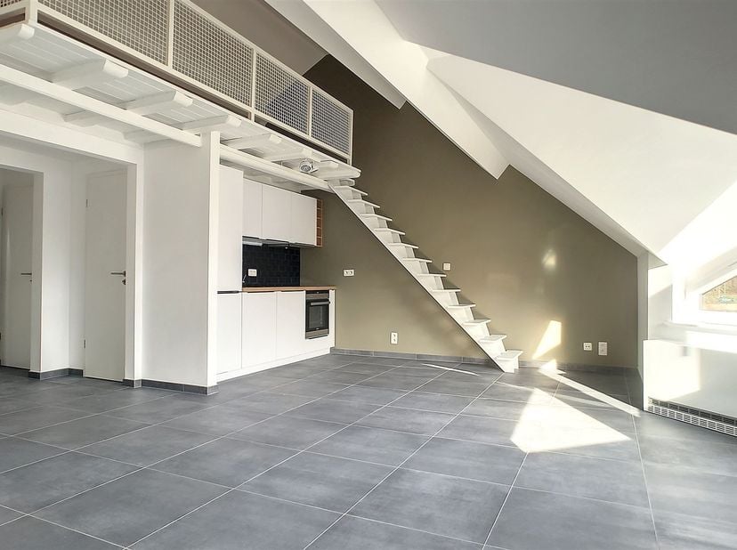 W Immobilière vous propose en location un superbe appartement situé au 3ème étage d'une petite résidence. Ce bien est composé comme suit : hall d'entr