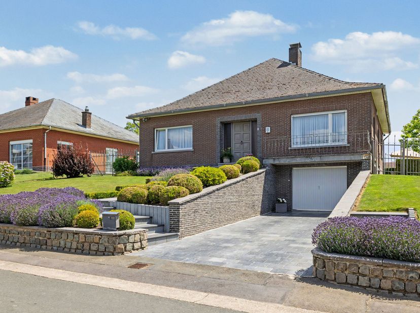 In het landelijke Sint-Pieters-Kapelle bieden wij u deze zeer verzorgde, solide en uitstekend onderhouden villa in bungalowstijl aan.<br />
Op het gel