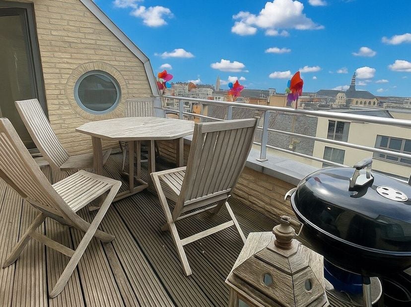 Dit lichtrijke duplex appartement met een bewoonbare oppervlakte van 137 m² bevindt zich in een residentie van 2005 en is ideaal gelegen pal in het ce