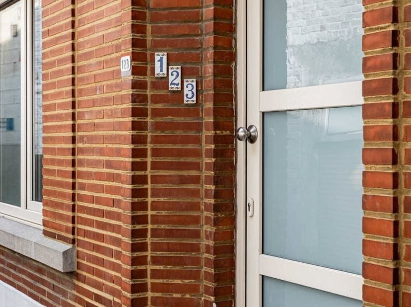 Deze volledig gerenoveerde woning bevindt zich in het centrum van Geraardsbergen, op wandelafstand van scholen, winkels en het station. Dankzij de lig