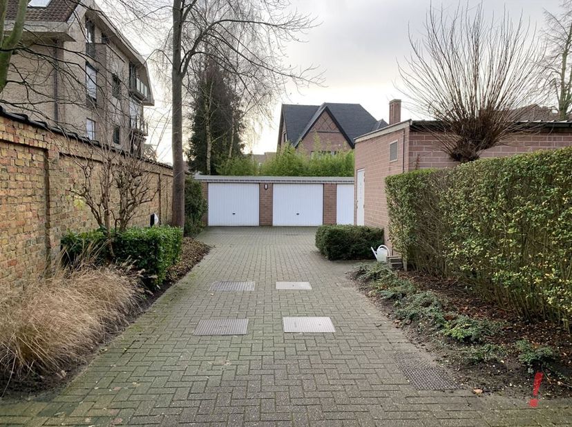 Garage box situé au rez-de-chaussée. Le garage dispose d'un<br />
La propriété est idéalement située à proximité de la gare, des magasins et du centre