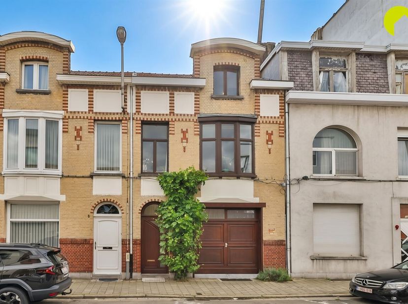 In de bruisende wijk het Kiel, vinden we deze charmante woning met prachtige gevel. Winkels en scholen bevinden zich vlakbij en openbaar vervoer (bus