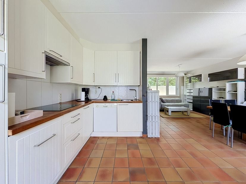Gezellige en volledig gemeubelde woning met uitweg aan de Louisweg in de Simliwijk. Centraal en rustig gelegen in het groene domein Ysermonde, tussen