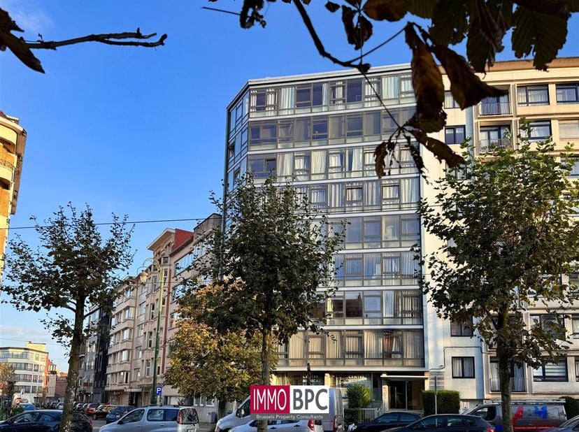 In  Molenbeek-Saint-Jean bevindt zich deze ruime kantoorruimte van ongeveer 152 m², gelegen in een goed onderhouden gebouw en op een vlot bereikbare l