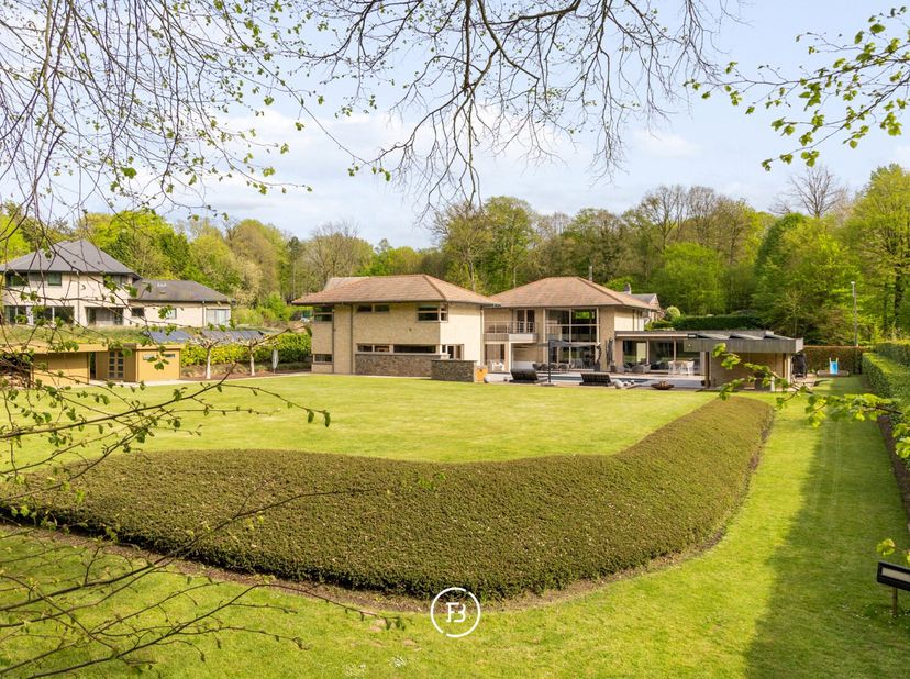 Découvrez cette villa haut de gamme située dans le prestigieux Bois de Strihoux, idéalement proche des grands axes et du golf dEnghien.<br />
Érigée s