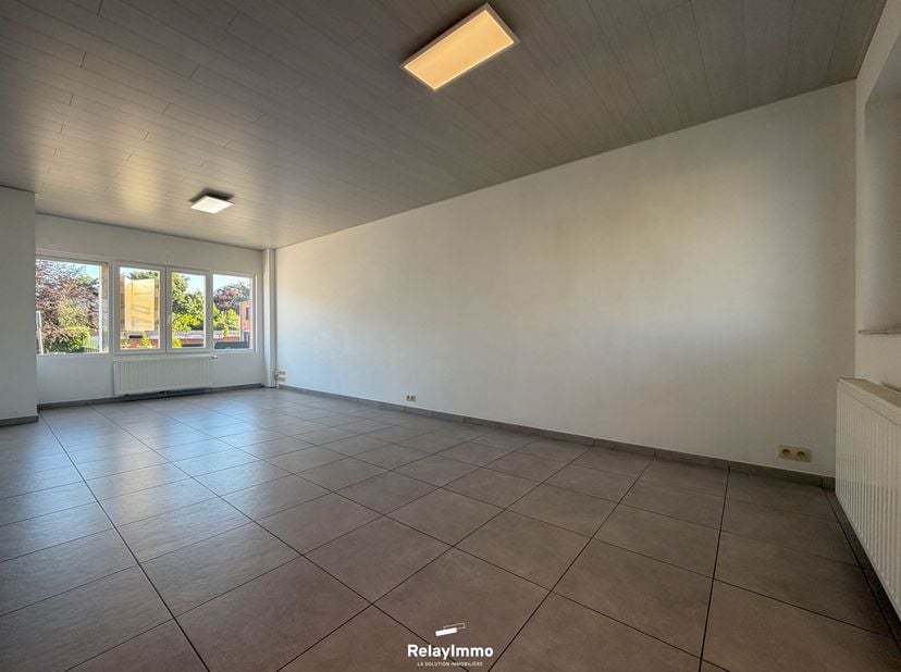 Gelegen in Pecq, Avenue des Combattants 18, biedt deze gelijkvloerse woning een eenvoudige, functionele indeling, met tuin en garage.<br />
De woning
