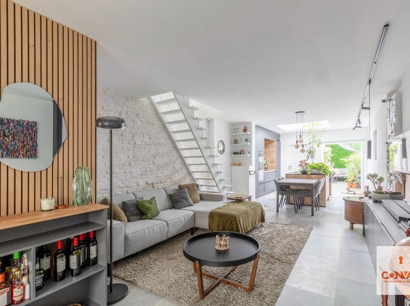 Deze gezellige stadswoning in de Hoefijzerstraat combineert een praktische indeling met een aantrekkelijke ligging. Gelegen in het bruisende Ledeberg