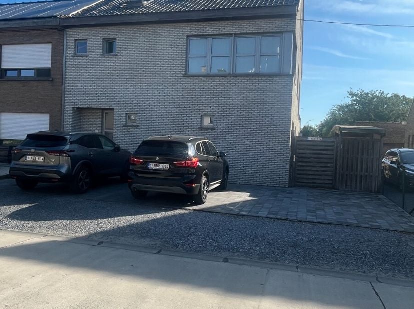 Gelijkvloers appartement met grote tuin op wandelafstand van het centrum Indeling : inkom, grote woonkamer met veel lichtinval, ingerichte keuken, twe