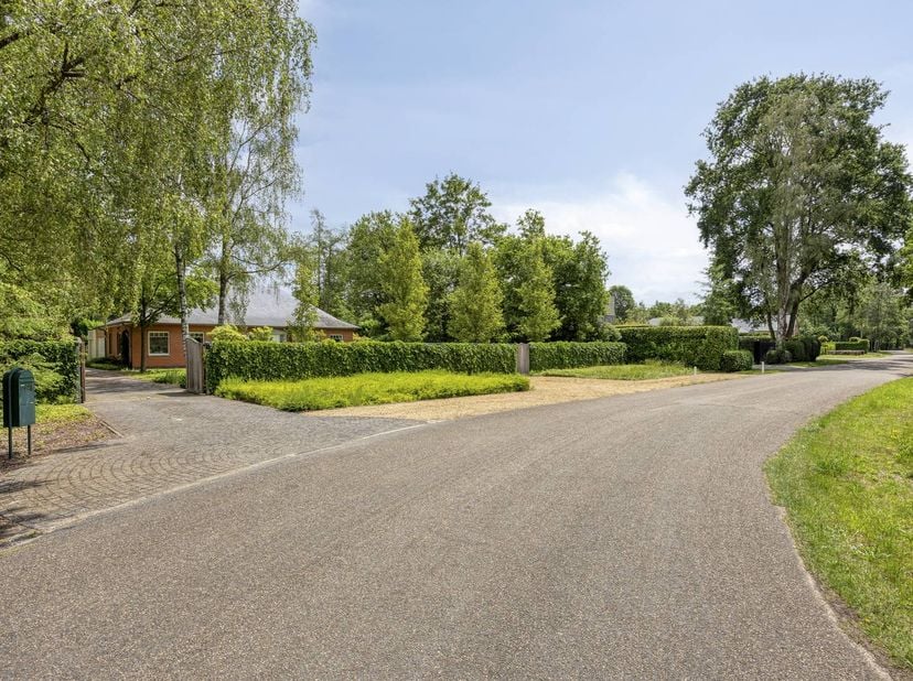 De woning is oorspronkelijk gebouwd in 1992, maar is door de jaren heen met ontzettend veel liefde onderhouden en structureel gemoderniseerd. U geniet