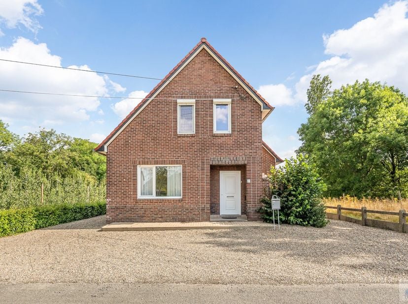 Ontdek de charme van deze woning aan het Kerkvoetpad in Dilsen-Stokkem. Gevestigd in een rustige buurt biedt dit huis een geweldige basis voor een nie
