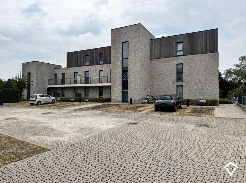 Dit gelijkvloers appartement (B0.2) is gelegen in de Residentie Brouwershof te Westrozebeke (Staden) en bestaat uit: inkomhal - toilet - badkamer - le