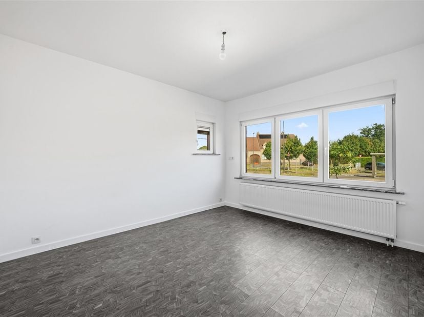 Deze halfopen bebouwing met kruipkelder staat op een groot stuk grond van meer dan 8 are. In de Zepstraat geniet u van een zicht op weilanden met paar