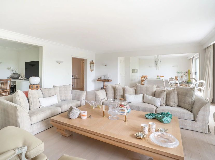 Victoire-Junot stelt u dit prachtige volledig gerenoveerde viergevelappartement voor met een oppervlakte van ± 305 m², plus terras en een aparte studi