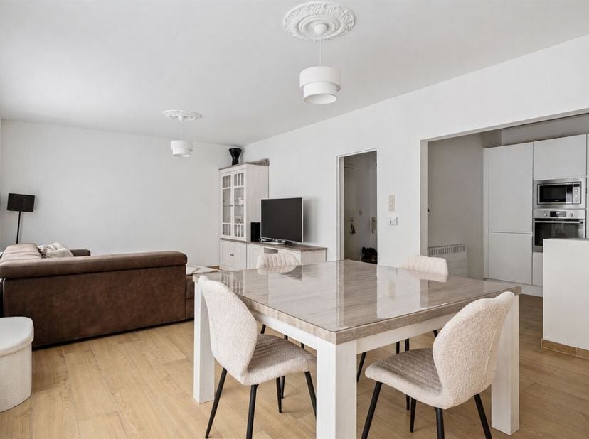 Vous recherchez un logement confortable dans un emplacement central à Sint-Niklaas ? Cet agréable appartement situé dans la Breedstraat offre tout ce