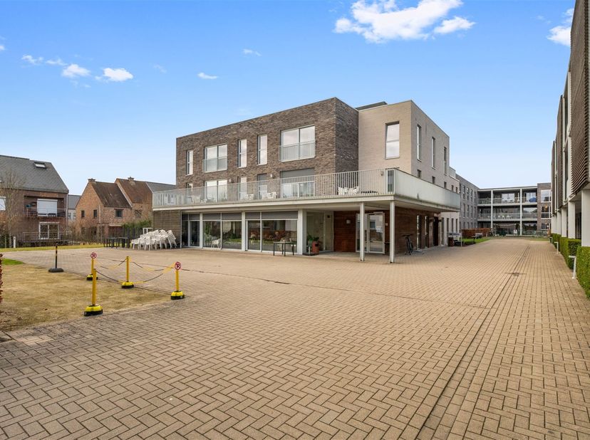 Immo Luxor biedt deze aangename serviceflat te koop aan, gelegen in de verzorgde Residentie Oase in Wolvertem. De serviceflat beschikt over één comfor