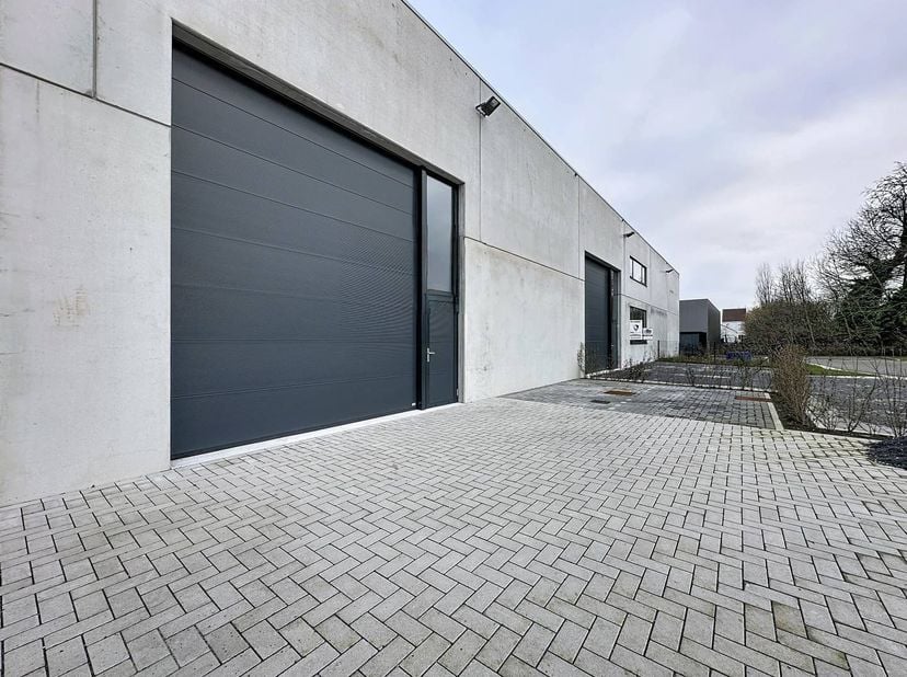 Unité PME à louer d'environ 217 m² sur le site de Reynaert à Vichte.<br />
<br />
Le local de stockage des coquillages a une hauteur libre de 6 mètres