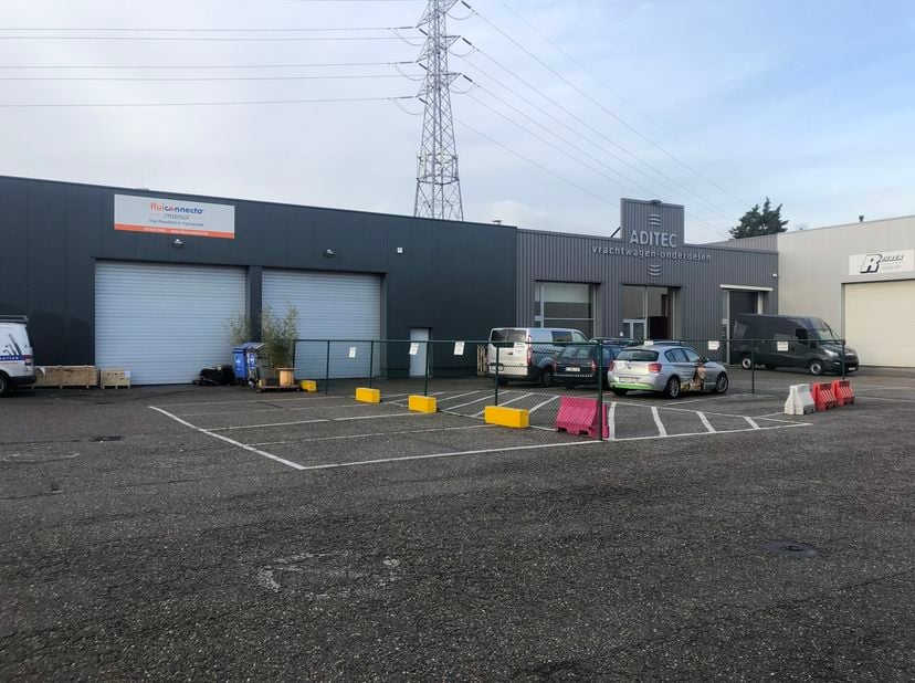 Unité PME idéalement située le long de la Noorderlaan.<br />
Centre-ville et port à proximité.<br />
Proximité de l'A12 et du Ring d'Anvers, accès fac
