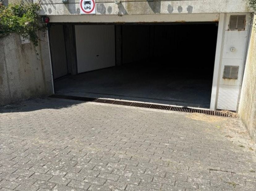 Centraal gelegen gesloten garagebox in de Badenlaan De Polders, te Westende! Breedte van de garagepoort 2,30 m, poorthoogte 1,93 m, hoogte tot aan het