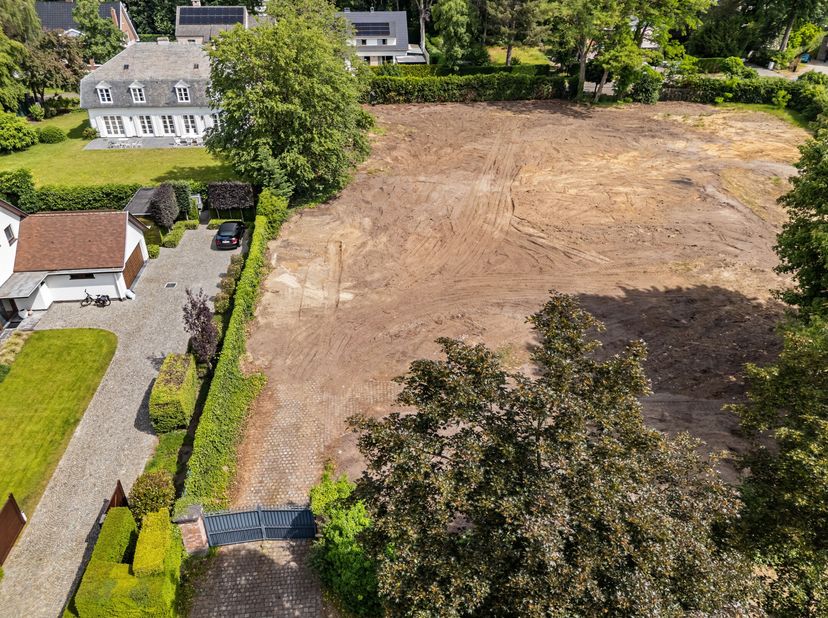 Dit uitzonderlijk perceel is gelegen in de gegeerde buurt Berkenveld met toegang via de Europalaan. Dankzij de unieke combinatie van rust, natuur en e
