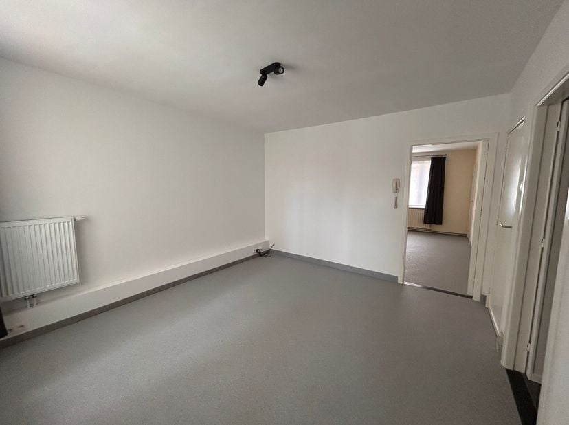 Goed onderhouden 1-slaapkamerappartement met terras<br />
Ligging:<br />
Centraal gelegen, op wandelafstand van winkels, openbaar vervoer, scholen e