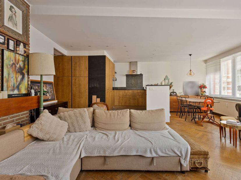 Situé au cœur d’Ixelles, dans une rue calme et recherchée, ce superbe appartement 3 chambres de ± 130 m² vous séduira par ses volumes, sa luminosité e