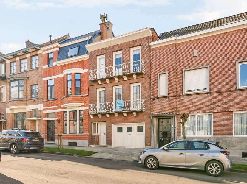 Immeuble de rapport idéalement situé avec 2 appartements, grand garage et espaces de stockage supplémentaires dans l’une des plus belles rues de Renai