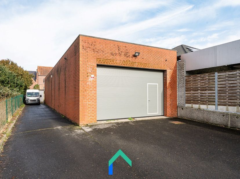 Welkom in deze praktisch gelegen loods in de Lichterveldsestraat te Koolskamp. De eigendom omvat een loods van ca. 160 m2 en één lange garage. Binnen