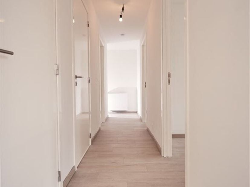 PRACHTIG NIEUWBOUWAPPARTEMENT MET 2 SLAAPKAMERS EN ZUIDGERICHT TERRAS!<br />
Indeling: Inkomhal, leef- en eetruimte, keuken, 2 slaapkamers (12 &amp;7 m²),