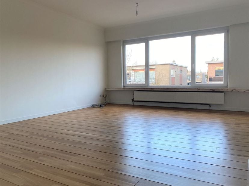 Prachtig appartement met 2 slaapkamers, terras en garage in Edegem<br />
Op een rustige maar centrale locatie in Edegem bevindt zich dit appartement o