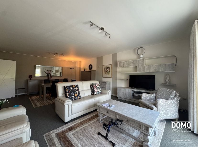 Heeft u interesse? Plan uw bezoek rechtstreeks via onze website www.domovastgoed.be<br />
<br />
Dit aangename en ruime appartement met een bewoonbare