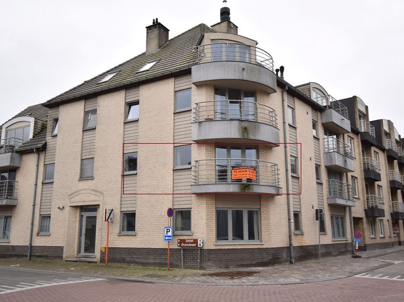 Het appartement is gelegen op de 1ste verdieping in het centrum van Maldegem op wandelafstand van het gemeentelijk park.<br />
In de nabije omgeving v