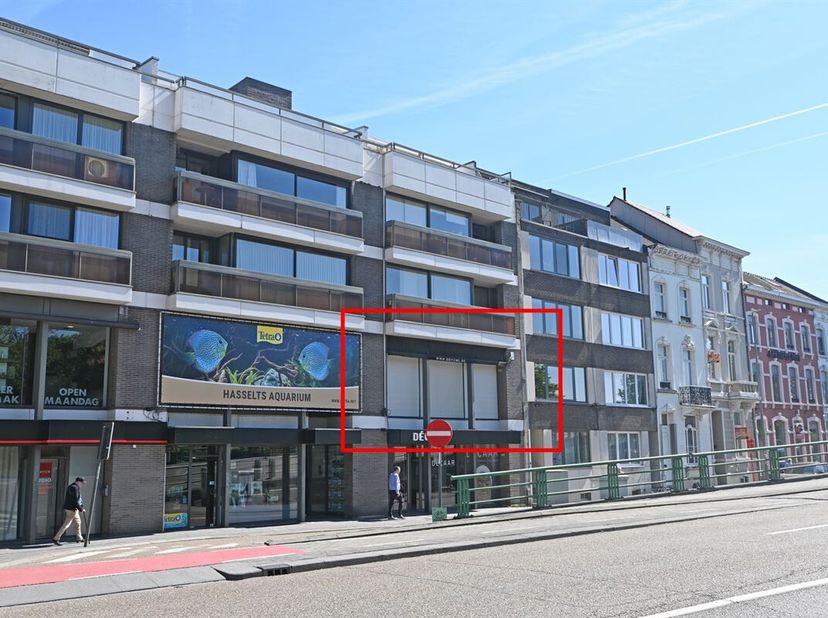 Net buiten de Kleine Ring van Hasselt bevindt zich dit stijlvol en hoogwaardig afgewerkt duplex-appartement met een speelse en doordachte indeling.<br