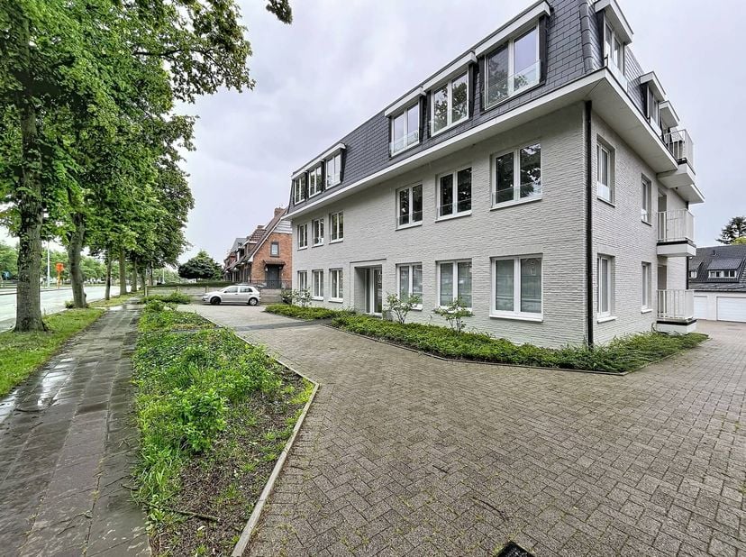 Wonen op een steenwerp van Brugge? Dit lichtrijke appartement heeft het allemaal: 2 slaapkamers, een mega ruime zolder én je eigen garage. Bonus: dank