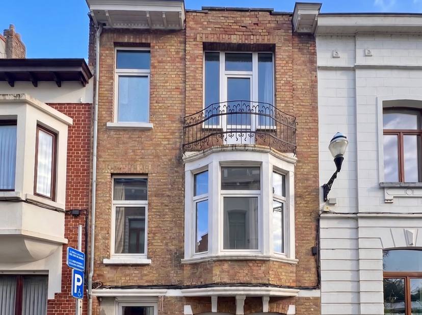 Bieden vanaf € 450.000, onder voorbehoud van aanvaarding door de eigenaar.<br />
FLOW Real Property stelt u deze woning met 5 slaapkamers voor, met ee