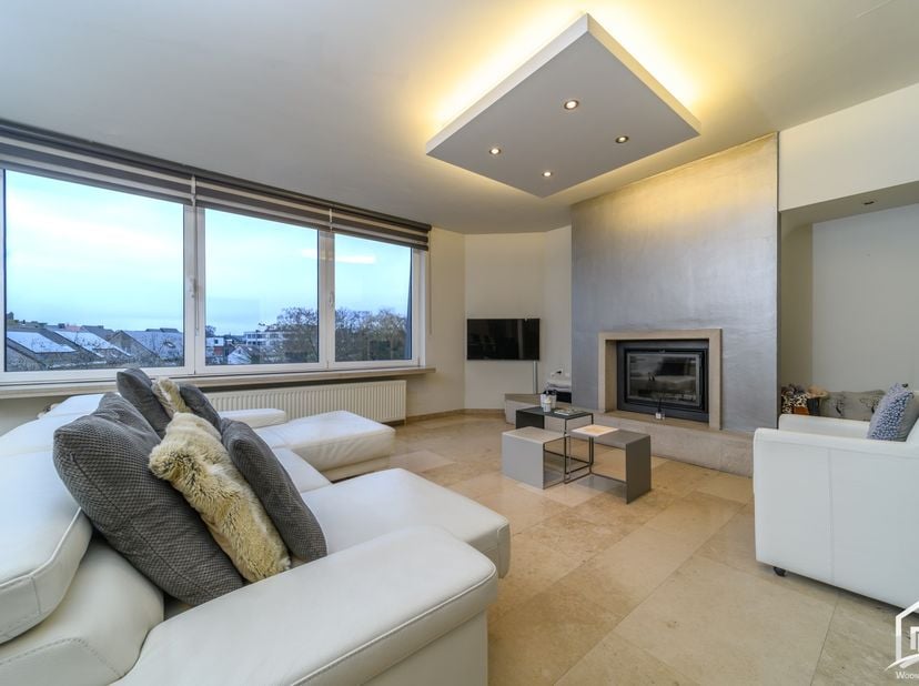 Op wandelafstand van het stadscentrum bevindt zich dit uitzonderlijk ruim duplex-appartement van 240 m², waar comfort en elegantie perfect samenkomen.