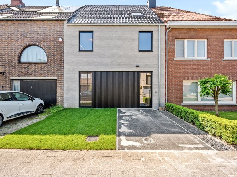 Deze BEN nieuwbouwwoning is gelegen op een rustige locatie te Turnhout. Vlakbij het centrum en op wandelafstand van winkels, school en openbaar vervoe