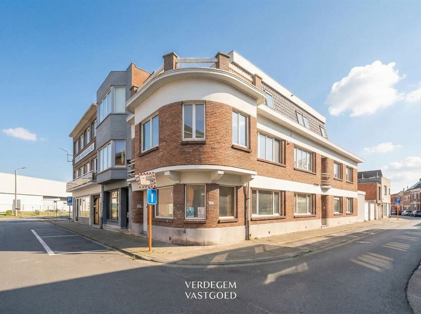 Ligging<br />
In de nabije omgeving bevinden zich het busplein en belangrijke invalswegen waardoor de bereikbaarheid gegarandeerd is. <br />
Ook schol