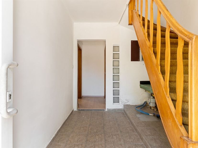 Deels te renoveren woning met 3 slaapkamers en ruime tuin<br />
Ligging:<br />
De woning is nabijgelegen op- en afritten van de autosnelweg (A12/E19),